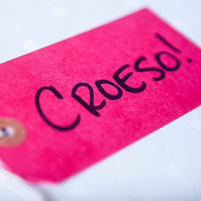Croeso! written in black marker pen on a pink label.
