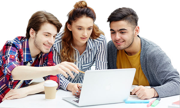 三个学生在使用笔记本电脑