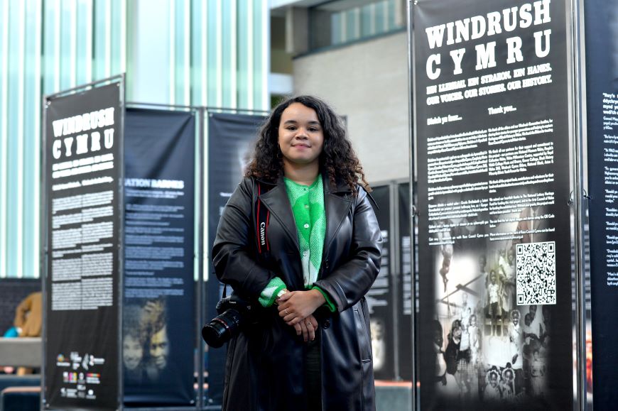 UWTSD新闻摄影与纪实摄影专业毕业生Antonia Osuji目前在种族委员会Cymru实习，主要通过摄影媒介帮助记录和记录他们的故事，为展览做准备。