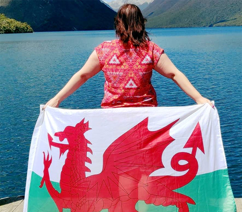 悬挂威尔士国旗的国际学生