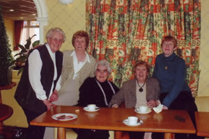 Jean Jones (née Jenkins)， Jean Thomas (née Lloyd)， Sheila Evans (née Thomas)， Catherine Ramage (née Williams)， Georgina Thomas (née Davies)