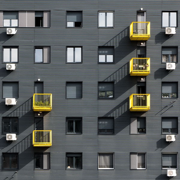 灰色建筑，黄色阳台