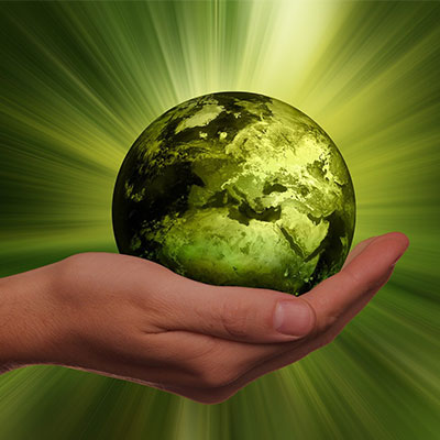 手牵着一个绿色的地球