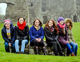 Llanstefan城堡的一群学生