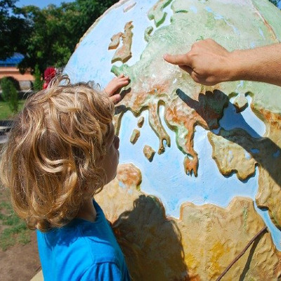 孩子在看地球仪