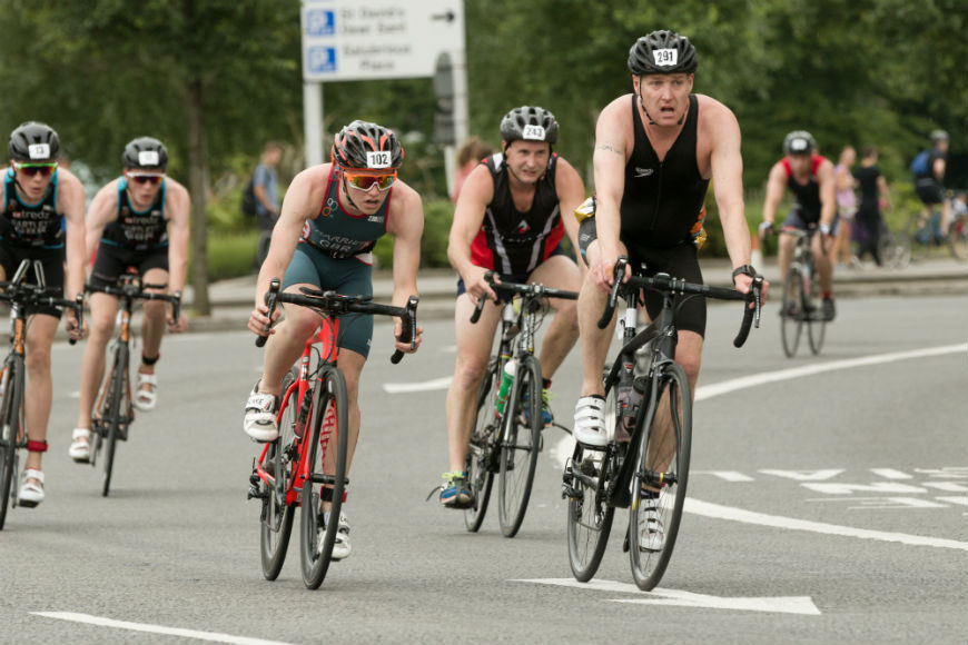 自行车运动员参加三项全能比赛。