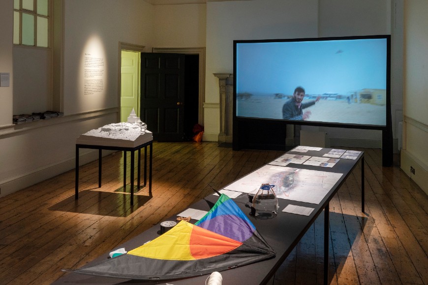 2018年伦敦设计双年展“反抗地图”的装置视图(Peter Kelleher/Victoria & Albert博物馆)©FORENSIC ARCHITECTURE, 2021