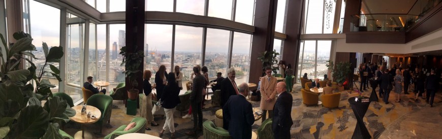 Shard香格里拉酒店的招待会;巨大的窗户可以俯瞰伦敦。
