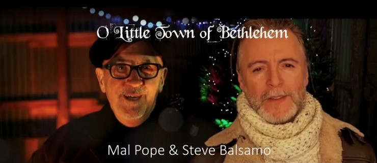 威尔士三一圣大卫大学(UWTSD)支持一年一度的“每个人都应该有一个圣诞节”活动，今天(11月30日)启动了该活动，由该大学的实践教授Mal Pope和Steve Balsamo合唱的视频单曲。