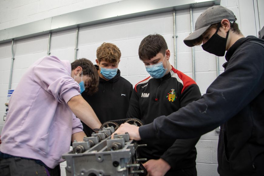 威尔士三一圣大卫大学(UWTSD)正在与斯旺西高尔学院(GCS)合作，以激励和鼓励下一代赛车运动工程师。
