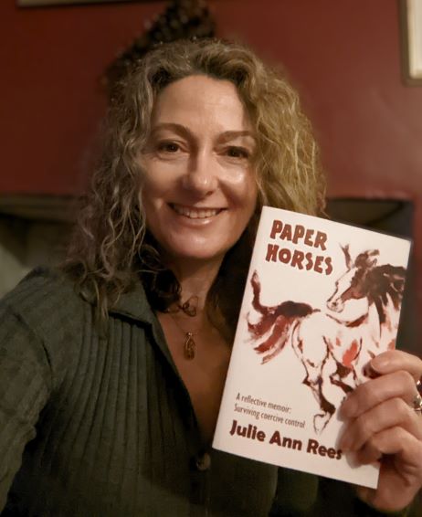 威尔士大学三一圣大卫分校(UWTSD)硕士创意写作研究生朱莉·安·里斯(Julie Ann Rees)在强制性控制下生存的个人旅程已在一本新书中出版。