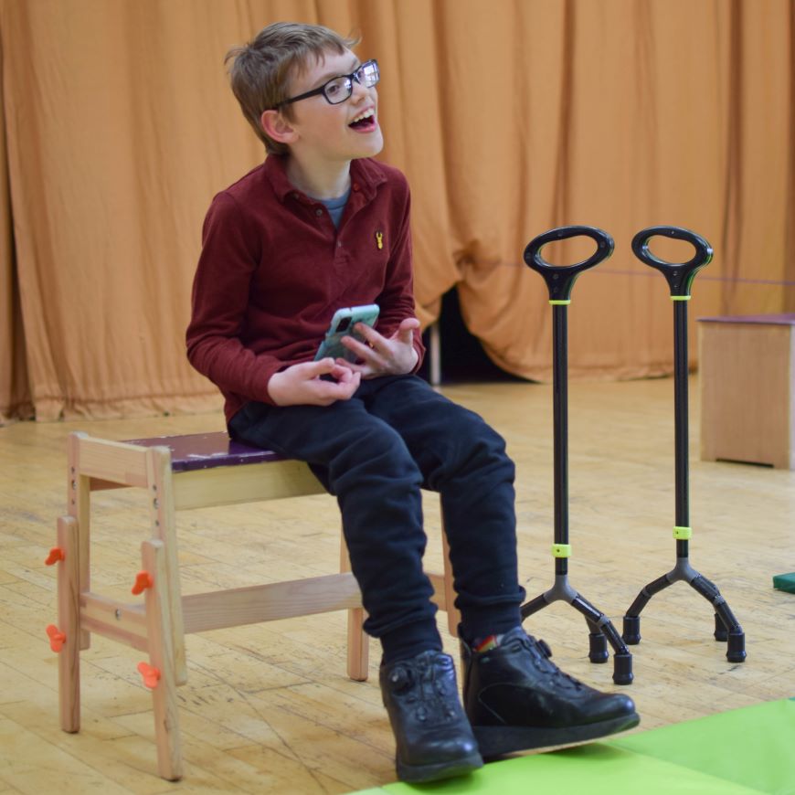 英国国家慈善机构Cerebra与威尔士三一圣大卫大学(UWTSD)的三个研究和创新中心合作，为一名患有脑瘫的9岁男孩开发了定制的助行器。