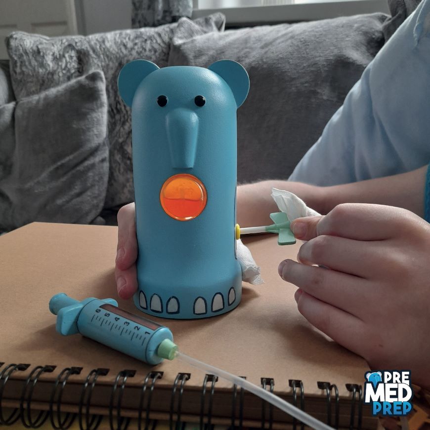 亚当·希金斯(Adam Higgins)是工业设计硕士研究生的最后一年，他创造了PreMedPrep，这是一套医疗准备玩具，旨在减少儿童在常见医疗程序前经历的焦虑和恐惧。