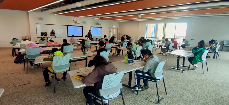 2022年5月14日，来自斯旺西华人社区的孩子们聚集在UWTSD IQ大楼参加青少年中文测试(YCT)。