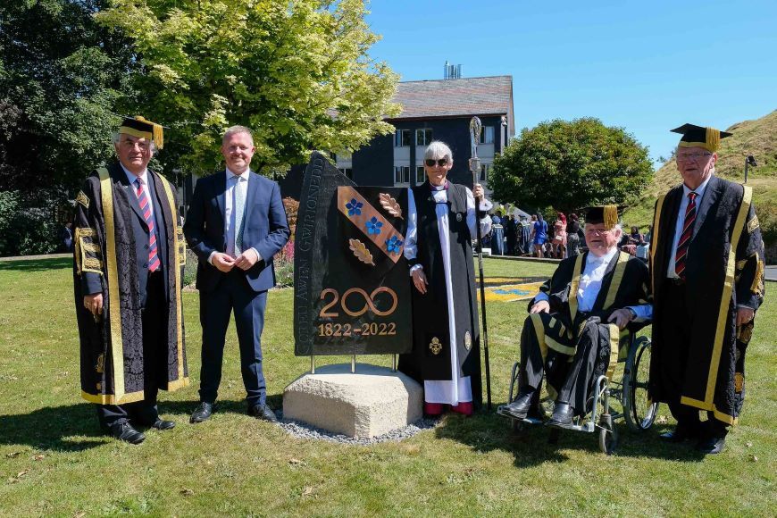 圣大卫主教和威尔士政府教育和威尔士语言部长杰里米·迈尔斯议员为纪念碑揭幕。