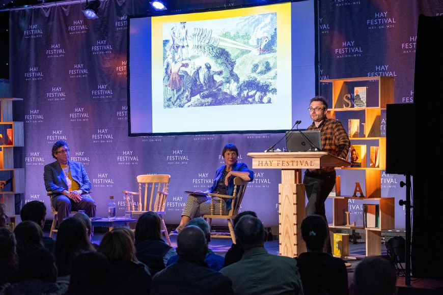 格雷格·莱诺尔教授在今年的海伊艺术节上发表演讲。