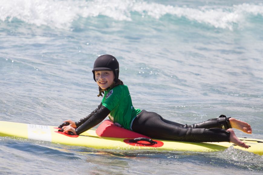 罗斯·海德博士和他在剑桥大学大脑创新中心(CIC)的团队为患有脑瘫的10岁小女孩伊莫金·阿什韦尔-刘易斯改装了一块冲浪板，这样稍加帮助，她就能像其他人一样冲浪了。