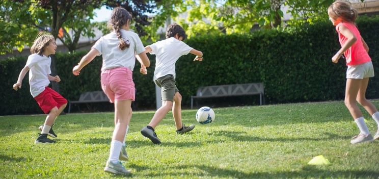 一份关于儿童和年轻人整体身体活动水平的“报告卡”将威尔士定为F级，并引起了人们的关注，这可能会对他们的健康和福祉产生长期影响。