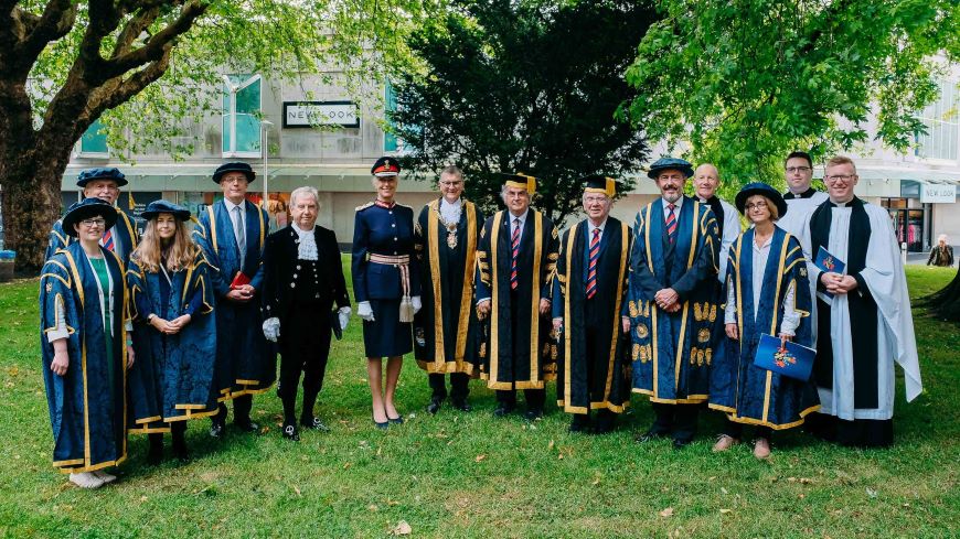 6月24日，周五，威尔士三一圣大卫大学举行了从戴尼沃校区到圣玛丽教堂的游行，庆祝大学200周年校庆。