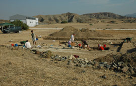 在干燥的田野和山丘上进行的考古挖掘。