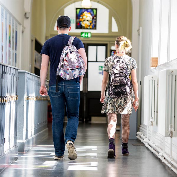 两名学生走在UWTSD校园走廊