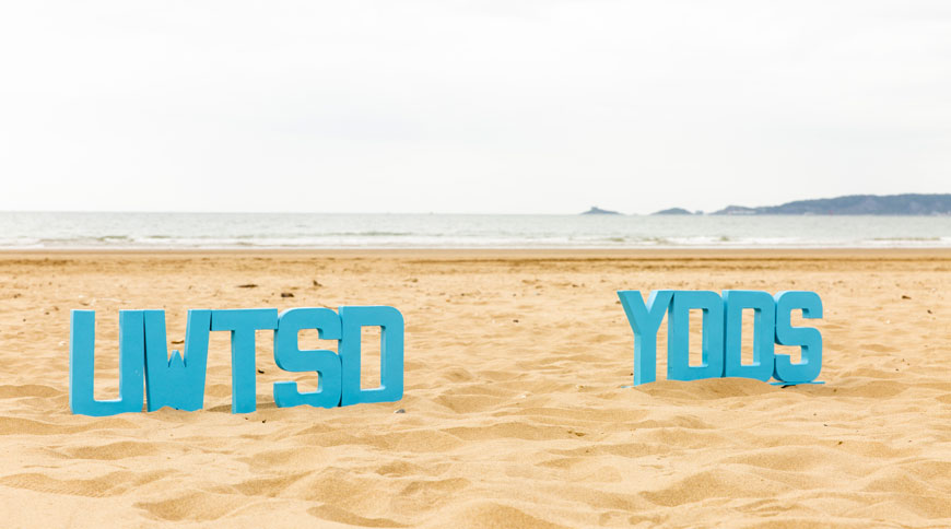海滩上有UWTSD标志