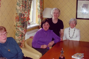 乔治娜·托马斯(née Davies)，吉尔·詹金斯(née Gravell)，麦西亚·托马斯(née Davies)，格洛丽亚·戴维斯(née Gunning)