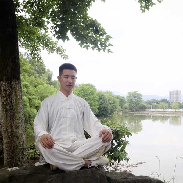 一个汉语男子放松和易于做的气功运动