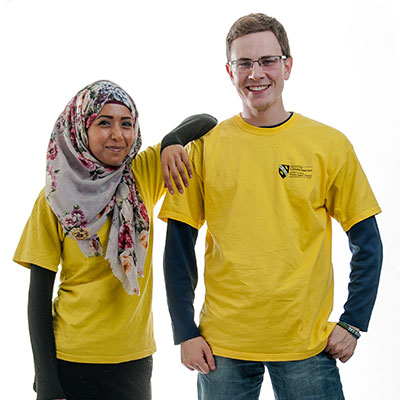 两个穿黄色t恤的学生