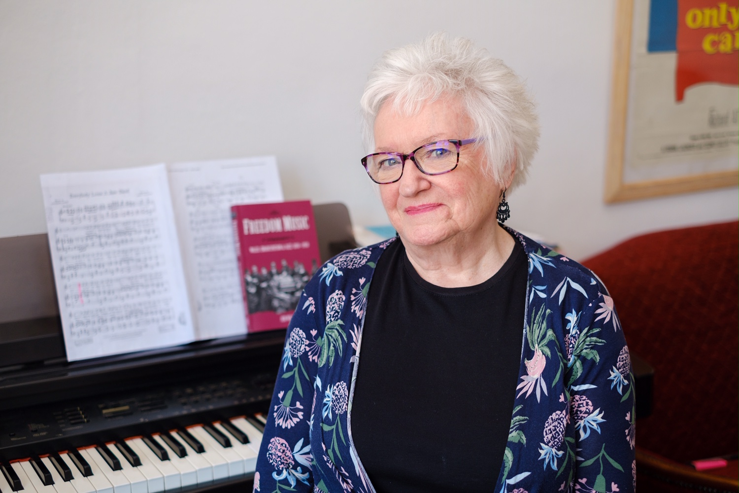 爵士历史学家珍·威尔逊教授坐在一架电子钢琴前。