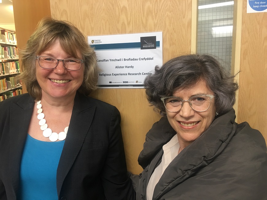 Bettina Schmidt教授在年初欢迎Marta Helena de Freitas教授来到UWTSD的宗教体验研究中心