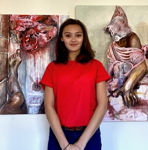 威尔士三一圣大卫大学(UWTSD)美术系学生Jess Parry本月庆祝了一项双重成就:她以一等荣誉毕业，还获得了海顿约翰·詹姆斯·莱顿绘画奖。