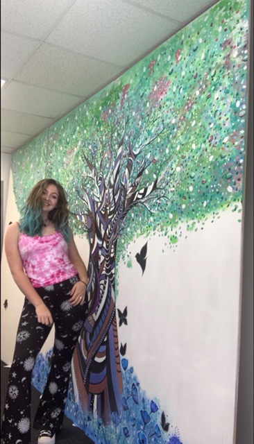UWTSD斯旺西艺术学院的毕业生Caitlin Noble在城市莫里斯顿医院绘制了一幅壁画，象征着对抗新冠肺炎患者的希望，并向照顾他们的一线NHS工作人员致敬。
