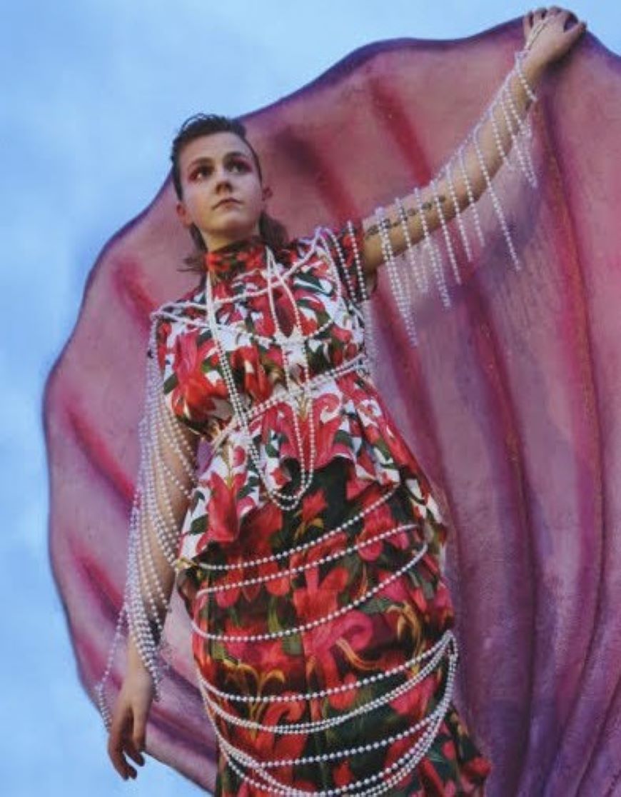 斯旺西艺术学院的曲面图案学生是受委托设计和制作一件服装的五人之一，该服装将用于女性保护品牌Libresse/Bodyform (Essity旗下)的国际广告宣传活动，以宣传积极的身体形象。